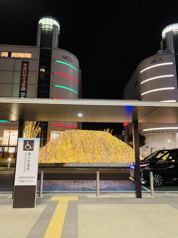 草加駅前のクリスマスシーズンの風景
