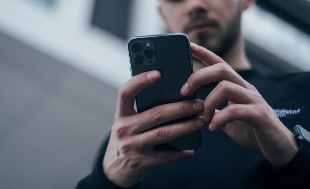 出張マッサージ東京ティアにスマホで問い合わせする男性